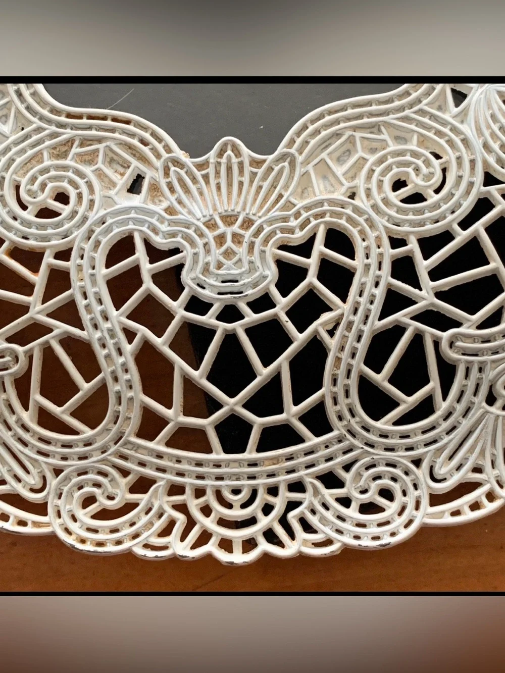 BNWT PARISIAN HOME 8” ROUND WHITE METAL LACE DESIGN PICTURE FRAME 4 x 4 OPENING